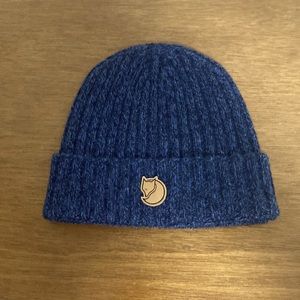 Men’s dark navy wool beanie